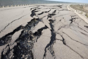 河南发生8级地震的可能性大吗，不大(但是小地震非常多)