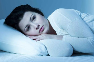 睡不着觉是身体哪里出现问题，生活习惯/疾病/心理原因