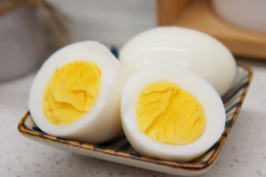 咳嗽的时候千万别吃鸡蛋，可以吃但要少吃(生病时消化差)