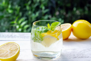 柠檬泡水喝竟有6个害处，造成肠胃不适/牙齿损伤/皮肤变差
